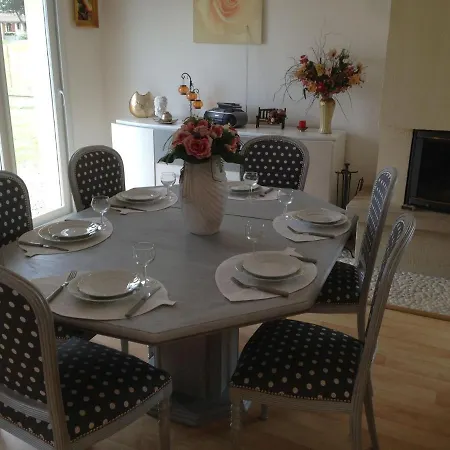 Сasa de vacaciones Seafront With Garden In *