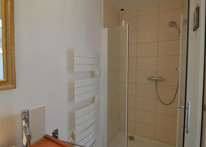 펜션 Coastal Escape With Garden Denneville