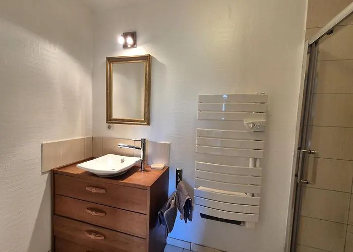 Coastal Escape With Garden 펜션 Denneville