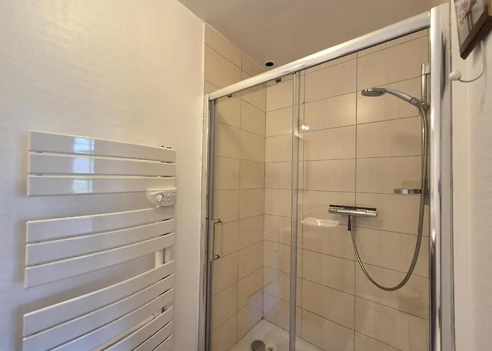 Coastal Escape With Garden 펜션 Denneville